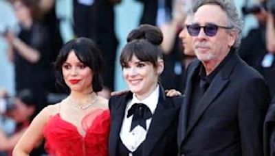 Burton y Bellucci de la mano y una Winona Ryder "gótica" abren la alfombra roja de Venecia