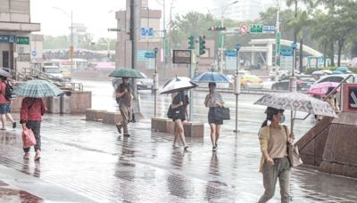 鋒面南移到台灣腳邊！今午後中南部仍有大雨 颱風艾維尼衝向日本