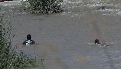 Rescataron a 54 migrantes que intentaban cruzar río bravo