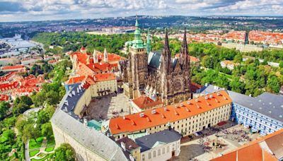 El impresionante castillo de Praga: el complejo más grande del mundo que alberga iglesias, jardines y palacios