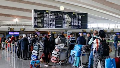 El activista saharaui retenido en el aeropuerto de Bilbao queda en libertad y no será deportado por ahora