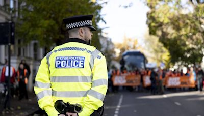 Royaume-Uni : Un policier filmé en train de frapper un homme au sol, la police des polices ouvre une enquête