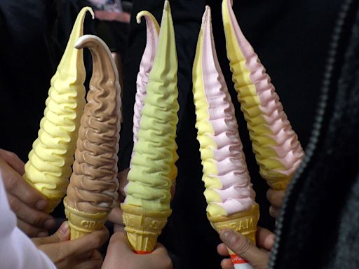 Hampton Chocolate Factory Sells A 5-Pound Ice Cream Cone (But Why?)