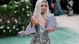 Critican vestido de Kim Kardashian en la Met Gala "¿cuántas costillas se quitó para caber ahí?"