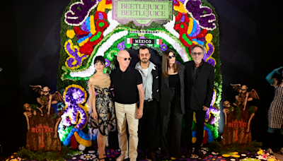 Beetlejuice Beetlejuice” : Tim Burton, Jenna Ortega, Michael Keaton et Monica Bellucci s’éclatent à l’avant-première du film à Mexico