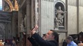 CORREÇÃO-Russell Crowe vai no Vaticano à sessão com cerveja e pipoca de seu novo filme