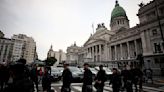 Deputados da Argentina aprovam megapacote de Milei, após 29 horas de debate