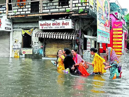 Heavy Rain Causes Chaos in Vadodara City, Hundreds Shifted | Vadodara News - Times of India