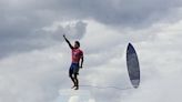 La historia detrás de la fotografía del surfista suspendido en el aire que maravilló al mundo - La Tercera