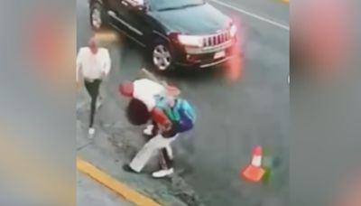 Un acróbata callejero prende fuego a varios mariachis en medio de una pelea y todo queda en video