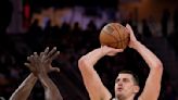 Jokic firma su tercer triple-doble consecutivo y Nuggets superan 110-103 a Warriors