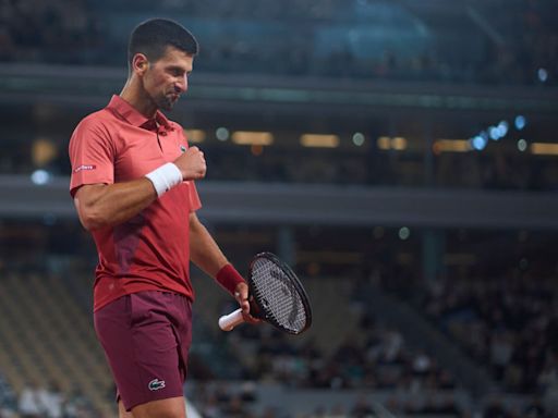 Djokovic conquista vitória incrível em Roland Garros e iguala Roger Federer