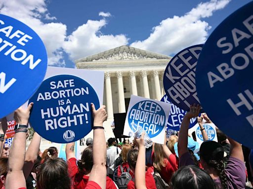 Dois anos após fim do direito ao aborto nos EUA, tema vira foco central de Biden contra Trump antes de debate