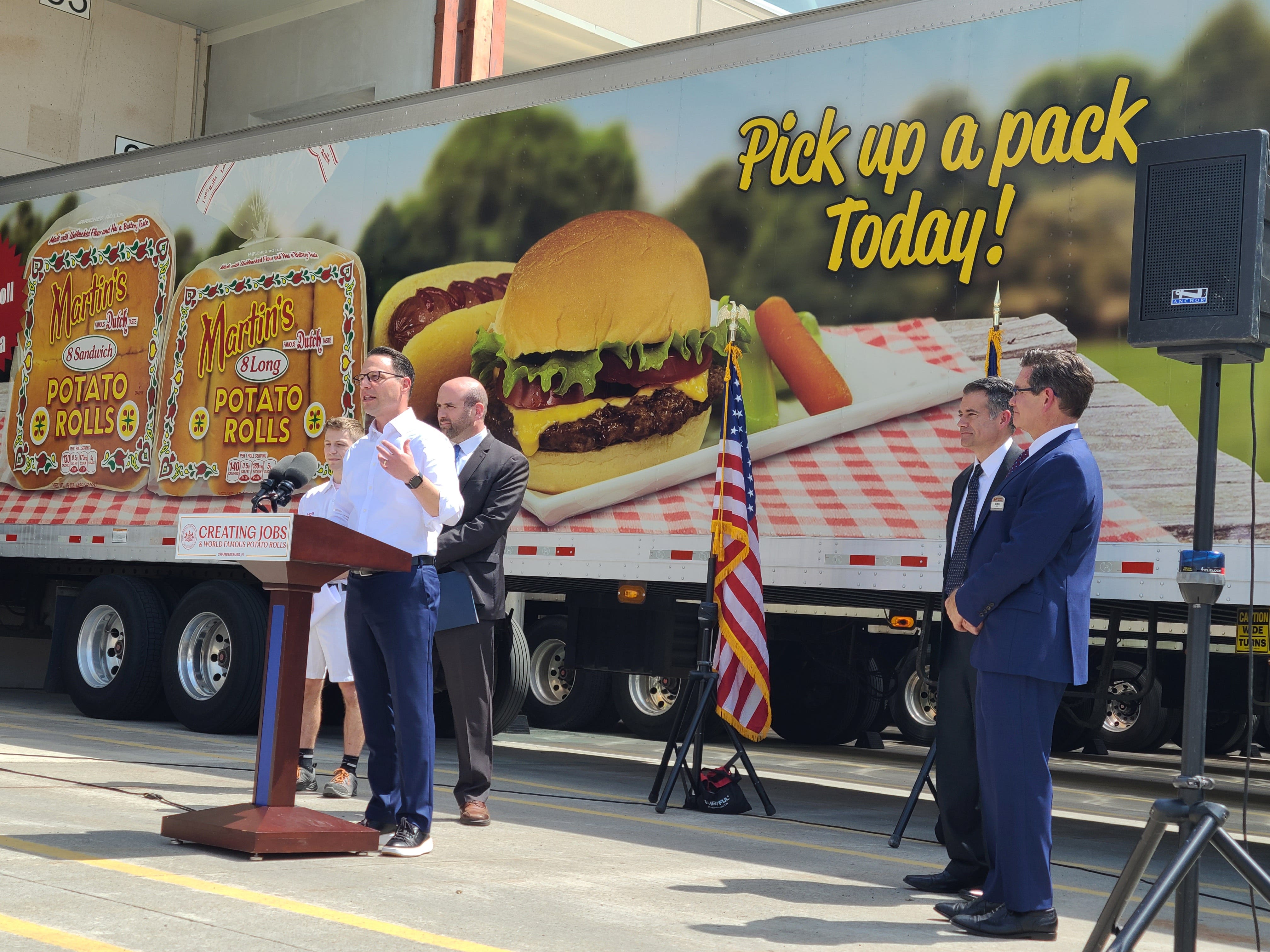 Gov. Shapiro promotes Martin's Potato Rolls expansion as 'model' for state