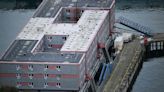 Los solicitantes de asilo en la 'cárcel flotante' del Reino Unido: "Te sientes como un prisionero"