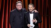 Elijah Wood and Sean Astin have a hobbity reunion at the SAG Awards