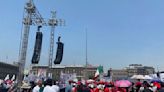 Quitan bandera nacional en el Zócalo ante marcha de trabajadores