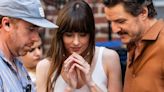 Más que el beso de Pedro Pascal y Dakota Johnson: todas las imágenes de la nueva comedia romántica de Celine Song - La Tercera