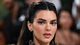 Kendall Jenner se la joue "t-shirt mouillé" dans une robe moulante transparente qui dévoile sa silhouette