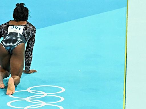 Simone Biles crawled on the floor with injury just moments before nailing an epic vault routine