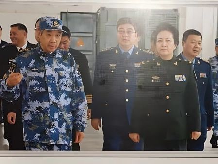 彭麗媛軍職照片真偽辨 多少習近平真情假意在其中？(組圖) - 動向 - 今濤拍暗