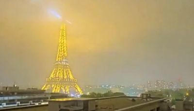 Un rayo impacta sobre la Torre Eiffel durante las fuertes tormentas en Francia - ELMUNDOTV