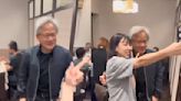 「AI教父」黃仁勳昨晚提前抵台 現身最愛川菜館與民眾熱情自拍