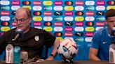 Bielsa trolea a un periodista hablando así a un sorprendido Maxi: "Es un jugador vulgar"