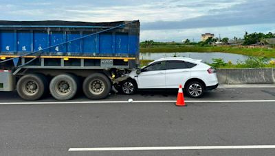 休旅車插進砂石車！車頭秒扁「血滲出」 嘉義1死1傷