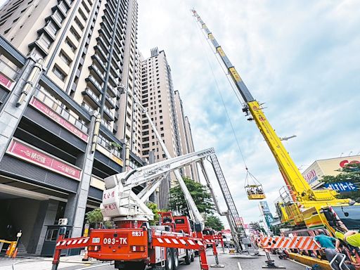 竹市高樓火警濃煙「煙囪效應」 60人嗆傷、2勇消殉職