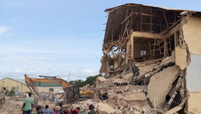 Nigeria school collapse kills 21, scores injured