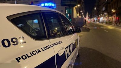 Dos policías le salvan la vida a una joven que estaba desangrándose tras ser apuñalada por una menor en Valencia