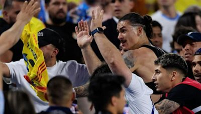 Darwin Núñez se comió tres goles y tremendo puño contra Colombia; video lo muestra grogui