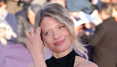 Mélanie Thierry sublime en velours sur le tapis rouge de Deauville, Benoît Magimel amoureux... (PHOTOS)