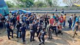 500 migrantes de Ecuador y Honduras fueron abandonados en la carretera de Cosoleacaque