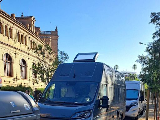 Caravanas con tiendas de campaña junto a la Plaza España de Sevilla