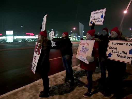 Lakeville teachers file intent to strike after stalled negotiations