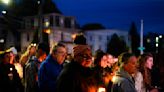 Familiares de víctimas de tiroteo masivo en Maine testifican entre lágrimas