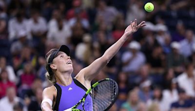 Caroline Wozniacki's unbelievably rigid serving pattern is no secret -- and it works