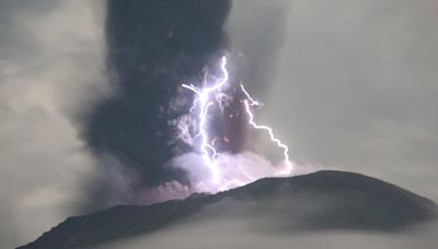 印尼伊布火山爆發 紫色閃電隨4000米火山灰雲直竄天際超壯觀(有片) | am730