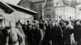 “El trabajo libera” y treinta tiranos: el recibimiento a los primeros prisioneros que llegaron a Auschwitz, el mayor campo de exterminio nazi