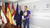 Nicolás Castillejos recibe la felicitación del alcalde por su triunfo europeo en triple salto