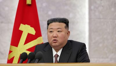 朝高層配戴金正恩像胸章 韓媒批「加速偶像化」