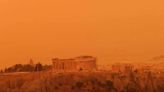 Grecia teñida de naranja: así es la situación de Atenas con una gran nube de polvo y numerosos incendios