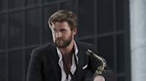 Liam Hemsworth luce irreconocible con canas y barba poblada para su nueva película