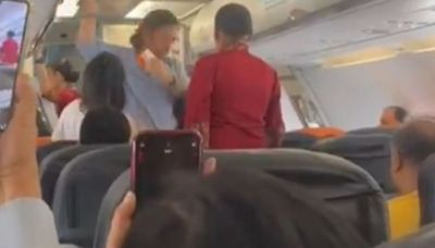 MS Dhoni travels in economy class from Bengaluru to Ranchi | Video