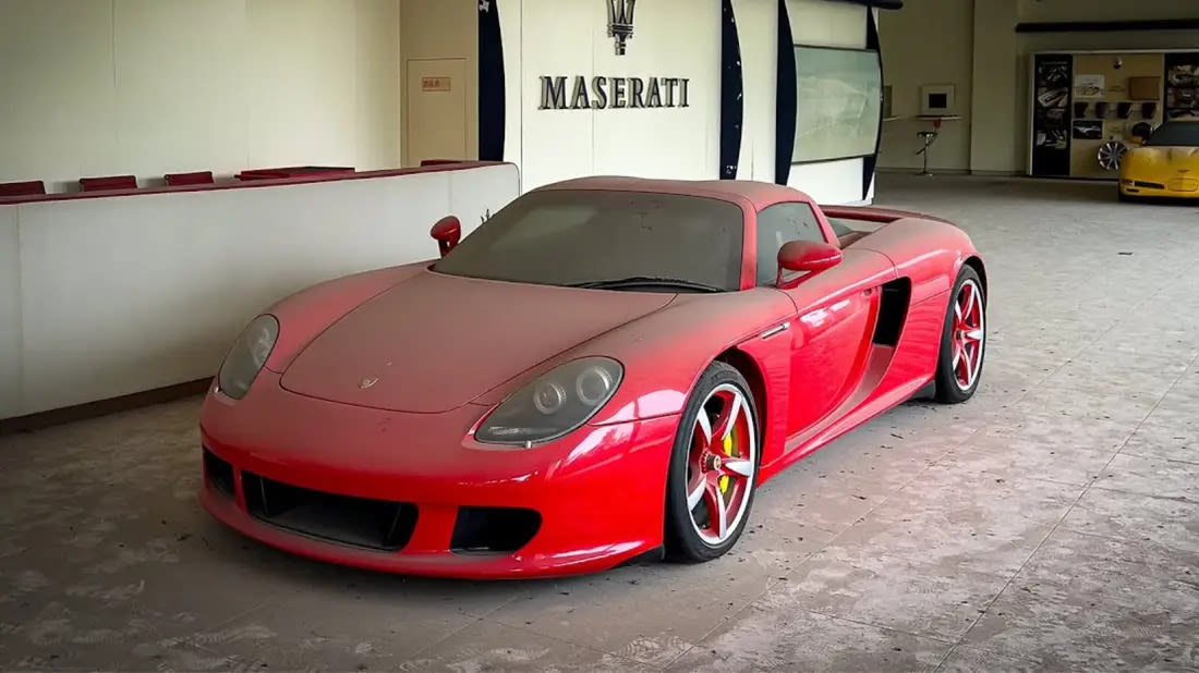 There's An Abandoned Porsche Carrera GT at a Dealership in China