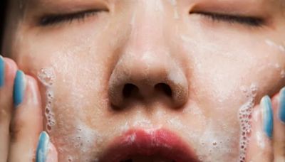 I'm A Doctor – Here's When You Should Wash Your Face With Shampoo