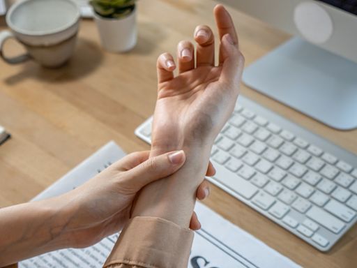 These 3 moves may signal you’ve got carpal tunnel syndrome