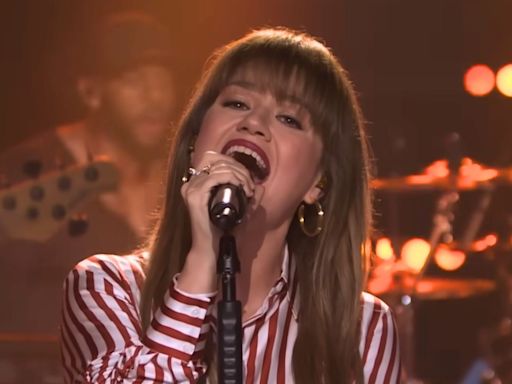 Kelly Clarkson Fans ‘Blown Away’ by Powerful Carrie Underwood Cover